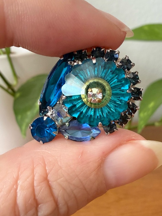 Juliana Jewelry - Vintage Juliana D&E Margarita Blue Crystal Rivoli Rhinestone Brooch Silvertone
